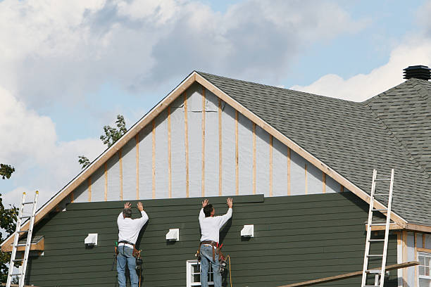 Professional Siding technician working in Richmond, IL